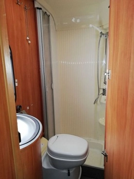                         Kamper Dethleffs GLOBETROTTER I 6501LB rok 2005 na fiacie 2.8 120 km - zdjęcie 8
                        