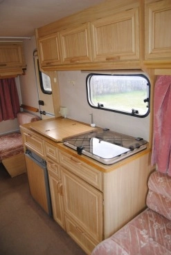                         ELDDIS Sucha! Łóżko piętrowe! Zarejestrowana! Łazienka! Ogrzewanie! DMC 937 kg! - zdjęcie 4
                        