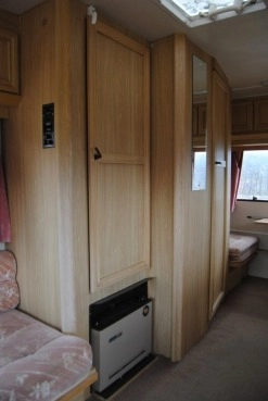                         ELDDIS Sucha! Łóżko piętrowe! Zarejestrowana! Łazienka! Ogrzewanie! DMC 937 kg! - zdjęcie 8
                        