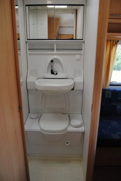                         CHATEAU 390. Zarejestrowana. Zadbana. 4 osobowa z WC, Ogrzewanie! DMC 1100 kg - zdjęcie 8
                        