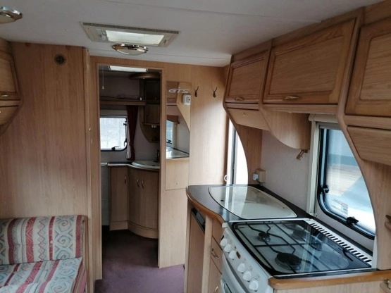                         Sprzedam przyczepę Swift Abbey GTS 416 2000 r. - zdjęcie 9
                        