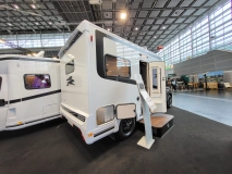                         Laika Kosmo L 105 - Półintegra 4-osobowa / Długość: 599 cm / Duża lodówka / Automat / Dealer LAIKA - Keller Kamp - zdjęcie 2
                        