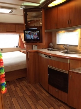                         Przyczepa kempingowa Hobby VIP Collection 2008 r. - zdjęcie 4
                        