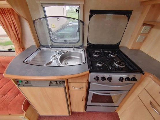                         Przyczepa z 2 sypialniami Sterling Europa 450-4 - zdjęcie 10
                        