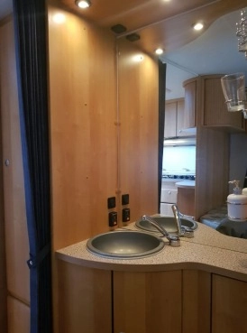                         Przyczepa Burstner Ventana 500TS, dł. 5,5 m, dmc 1500 kg + mover + przedsionek + instalacja 12 V - zdjęcie 32
                        