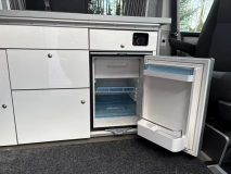                         Volkswagen T6 z profesjonalną zabudową kempingową - zdjęcie 14
                        