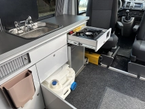                         Volkswagen T6 z profesjonalną zabudową kempingową - zdjęcie 13
                        