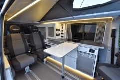                         Volkswagen T6 z profesjonalną zabudową kempingową - zdjęcie 4
                        