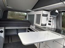                         Volkswagen T6 z profesjonalną zabudową kempingową - zdjęcie 1
                        