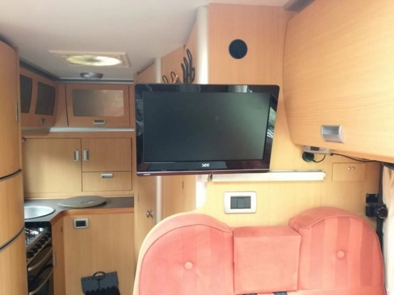                         Sprzedam Laika Kreos 3005 na Iveco Daily 35c18. Duży kamper niezależny od mediów. Wersja zimowa - zdjęcie 2
                        