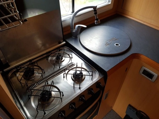                         Sprzedam Laika Kreos 3005 na Iveco Daily 35c18. Duży kamper niezależny od mediów. Wersja zimowa - zdjęcie 9
                        