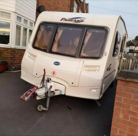                         Bailey Pageant Series 5 Champagne 2006 - zdjęcie 1
                        