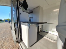                         Kampervan zbudowany na bazie Peugeota Boxera - zdjęcie 14
                        