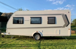                         Wynajem Przyczepy Kempingowej Weinsberg CaraOne 480 QDK,6 osób,DMC1400 - zdjęcie 2
                        