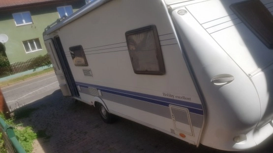                         Przyczepa kempingowa HOBBY 560 KMFe, 2008 r, 1600 DMC,6-osobowa, markiza,przedsionek,ogrzewanie podłogowe,3 sypialnie, bagażnik rowerowy - zdjęcie 1
                        