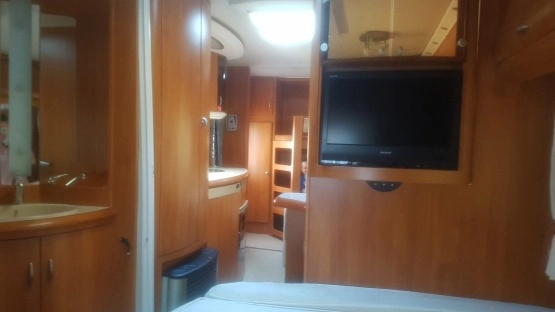                         Przyczepa kempingowa HOBBY 560 KMFe, 2008 r, 1600 DMC,6-osobowa, markiza,przedsionek,ogrzewanie podłogowe,3 sypialnie, bagażnik rowerowy - zdjęcie 3
                        