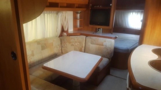                         Przyczepa kempingowa HOBBY 560 KMFe, 2008 r, 1600 DMC,6-osobowa, markiza,przedsionek,ogrzewanie podłogowe,3 sypialnie, bagażnik rowerowy - zdjęcie 4
                        