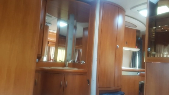                         Przyczepa kempingowa HOBBY 560 KMFe, 2008 r, 1600 DMC,6-osobowa, markiza,przedsionek,ogrzewanie podłogowe,3 sypialnie, bagażnik rowerowy - zdjęcie 7
                        