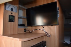                         Kamper Knaus 700 EB 2020 wersja zimowa z piekarnikiem i opuszczanym łóżkiem - zdjęcie 9
                        