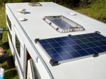                         FOTOWOLTAIKA DO PRZYCZEPY KEMPINGOWEJ LUB KAMPERA • ŁADOWARKA SOLARNA 12V 20A • ZESTAW / MOC 160 W - zdjęcie 2
                        