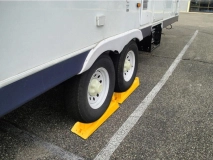                         KLINY POZIOMUJĄCE DO POJAZDÓW KEMPINGOWYCH • NAJAZDY • PODKŁADY POD KOŁA PRZYCZEPY KEMPINGOWEJ LUB KAMPERA / ZESTAW 2 SZT. - zdjęcie 2
                        