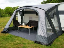                         PRZEDSIONEK UNIWERSALNY LEKKI DO PRZYCZEPY KEMPINGOWEJ • NAMIOT • OSŁONA • DASZEK • MARKIZA / WYMIARY 330 x 250 x 245 cm. / POWIERZCHNIA PODŁOGI - 8,25 m² - zdjęcie 1
                        