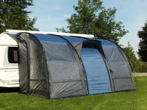                         PRZEDSIONEK UNIWERSALNY LEKKI DO PRZYCZEPY KEMPINGOWEJ • NAMIOT • OSŁONA • DASZEK • MARKIZA / WYMIARY 390 x 260 x 245 cm. / POWIERZCHNIA PODŁOGI - 10,1 m² - zdjęcie 2
                        