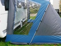                         DASZEK UNIWERSALNY DO PRZYCZEPY KEMPINOWEJ • PRZEDSIONEK OTWARTY LEKKI DO POJAZDÓW KEMPINGOWYCH • NAMIOT • OSŁONA • MARKIZA / WYMIARY 330 x 250 x 245 cm. / POWIERZCHNIA PODŁOGI - 8,20 m² - zdjęcie 6
                        