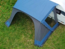                         DASZEK UNIWERSALNY DO PRZYCZEPY KEMPINOWEJ • PRZEDSIONEK OTWARTY LEKKI DO POJAZDÓW KEMPINGOWYCH • NAMIOT • OSŁONA • MARKIZA / WYMIARY 330 x 250 x 245 cm. / POWIERZCHNIA PODŁOGI - 8,20 m² - zdjęcie 4
                        