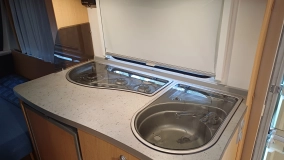                         Knaus Sudwind 450, Instalacja solarna, Truma ultraheat, akumulator - zdjęcie 13
                        