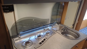                         Knaus Sudwind 450, Instalacja solarna, Truma ultraheat, akumulator - zdjęcie 11
                        