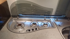                         Knaus Sudwind 450, Instalacja solarna, Truma ultraheat, akumulator - zdjęcie 12
                        