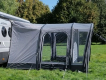                         PRZEDSIONEK UNIWERSALNY LEKKI DO POJAZDÓW KEMPINGOWYCH TYPU KAMPER MONTOWANY DO MARKIZY • NAMIOT • OSŁONA • DASZEK • MARKIZA / WYMIARY 320 x 325 x 230÷270 cm. - zdjęcie 3
                        