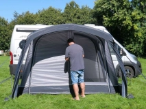                         PRZEDSIONEK UNIWERSALNY LEKKI DO POJAZDÓW KEMPINGOWYCH TYPU KAMPER MONTOWANY DO MARKIZY • NAMIOT • OSŁONA • DASZEK • MARKIZA / WYMIARY 320 x 325 x 230÷270 cm. - zdjęcie 6
                        