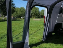                         PRZEDSIONEK UNIWERSALNY LEKKI DO POJAZDÓW KEMPINGOWYCH TYPU KAMPER MONTOWANY DO MARKIZY • NAMIOT • OSŁONA • DASZEK • MARKIZA / WYMIARY 320 x 325 x 230÷270 cm. - zdjęcie 8
                        