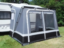                         PRZEDSIONEK UNIWERSALNY LEKKI DO PRZYCZEPY KEMPINGOWEJ • NAMIOT • OSŁONA • DASZEK • MARKIZA / WYMIARY 300 x 240 x 235÷250 cm. / POWIERZCHNIA PODŁOGI - 7,2 m² - zdjęcie 1
                        