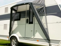                         PRZEDSIONEK • MARKIZA • DASZEK UNIWERSALNY ZE STALAŻEM PNEUMATYCZNYM NAD DRZWI PRZYCZEP KEMPINGOWYCH LUB KAMPERA / WYMIARY 180 x 80 x 200 cm. - zdjęcie 1
                        