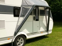                         PRZEDSIONEK • MARKIZA • DASZEK UNIWERSALNY ZE STALAŻEM PNEUMATYCZNYM NAD DRZWI PRZYCZEP KEMPINGOWYCH LUB KAMPERA / WYMIARY 180 x 80 x 200 cm. - zdjęcie 2
                        