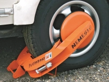                         ZABEZPIECZENIE ANTYKRADZIEŻOWE UNIWERSALNE DO POJAZDÓW KEMPINGOWYCH • BLOKADA KOŁA DO PRZYCZEPY KEMPINGOWEJ LUB KAMPERA • FULLSTOP SECURITY - NEMESIS FPC100  - zdjęcie 1
                        