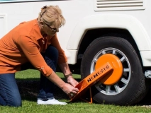                         ZABEZPIECZENIE ANTYKRADZIEŻOWE UNIWERSALNE DO POJAZDÓW KEMPINGOWYCH • BLOKADA KOŁA DO PRZYCZEPY KEMPINGOWEJ LUB KAMPERA • FULLSTOP SECURITY - NEMESIS FPC100  - zdjęcie 2
                        