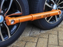                         ZABEZPIECZENIE ANTYKRADZIEŻOWE UNIWERSALNE DO POJAZDÓW KEMPINGOWYCH • BLOKADA KÓŁ DO PRZYCZEPY KEMPINGOWEJ Z ZAWIESZENIEM DWUOSIOWYM  • FULLSTOP SECURITY - GEMINI FGT400  - zdjęcie 1
                        