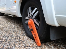                         ZABEZPIECZENIE ANTYKRADZIEŻOWE UNIWERSALNE DO POJAZDÓW KEMPINGOWYCH • BLOKADA KOŁA DO PRZYCZEPY KEMPINGOWEJ LUB KAMPERA • FULLSTOP SECURITY - NEMESIS PLUS FNP300  - zdjęcie 1
                        