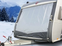                         PLANDEKA • OSŁONA UNIWERSLNA NA PRZÓD LUB TYŁ PRZYCZEPY KEMPINGOWEJ - 3 w 1 • OSŁONA PRZED BRUDEM • OSŁONA TERMOIZOLACYJNA • DASZEK - MARKIZA / WYMIARY - 145 x 160 cm. / RÓŻNE WIELKOŚCI PRODUKTU - zdjęcie 1
                        