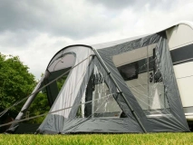                         PRZEDSIONEK UNIWERSALNY LEKKI DO PRZYCZEPY KEMPINGOWEJ • NAMIOT • OSŁONA • DASZEK • MARKIZA / WYMIARY 330 x 250 x 245 cm. / POWIERZCHNIA PODŁOGI - 8,25 m² / RÓŻNE WIELKOŚCI - zdjęcie 3
                        