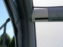                         PRZEDSIONEK UNIWERSALNY LEKKI 340 AIR ZE STELAŻEM PNEUMATYCZNYM DO PRZYCZEPY KEMPINGOWEJ • NAMIOT • OSŁONA • DASZEK • MARKIZA / WYMIARY 340 x 250 x 235÷250 CM. / POWIERZCHNIA PODŁOGI - 8,5 m² - zdjęcie 7
                        