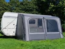                         PRZEDSIONEK UNIWERSALNY LEKKI 340 AIR ZE STELAŻEM PNEUMATYCZNYM DO PRZYCZEPY KEMPINGOWEJ • NAMIOT • OSŁONA • DASZEK • MARKIZA / WYMIARY 340 x 250 x 235÷250 CM. / POWIERZCHNIA PODŁOGI - 8,5 m² - zdjęcie 4
                        