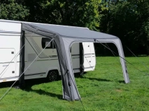                         PRZEDSIONEK UNIWERSALNY LEKKI 340 AIR ZE STELAŻEM PNEUMATYCZNYM DO PRZYCZEPY KEMPINGOWEJ • NAMIOT • OSŁONA • DASZEK • MARKIZA / WYMIARY 340 x 250 x 235÷250 CM. / POWIERZCHNIA PODŁOGI - 8,5 m² - zdjęcie 3
                        