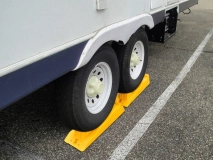                         KLINY POZIOMUJĄCE DO POJAZDÓW KEMPINGOWYCH • NAJAZDY • PODKŁADY POD KOŁA PRZYCZEPY KEMPINGOWEJ LUB KAMPERA / ZESTAW 2 SZT. - zdjęcie 2
                        