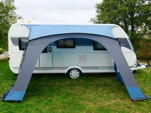                         DASZEK UNIWERSALNY DO PRZYCZEPY KEMPINOWEJ • PRZEDSIONEK OTWARTY LEKKI DO POJAZDÓW KEMPINGOWYCH • NAMIOT • OSŁONA • MARKIZA / WYMIARY - 330 x 250 x 245 CM. / POWIERZCHNIA PODŁOGI - 8,20 m² - zdjęcie 1
                        