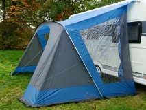                         DASZEK UNIWERSALNY DO PRZYCZEPY KEMPINOWEJ • PRZEDSIONEK OTWARTY LEKKI DO POJAZDÓW KEMPINGOWYCH • NAMIOT • OSŁONA • MARKIZA / WYMIARY - 330 x 250 x 245 CM. / POWIERZCHNIA PODŁOGI - 8,20 m² - zdjęcie 2
                        